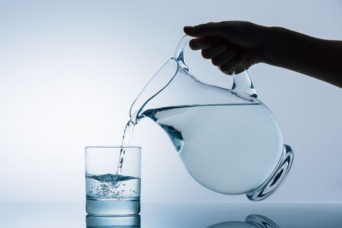 Nalievanie vody do pohára